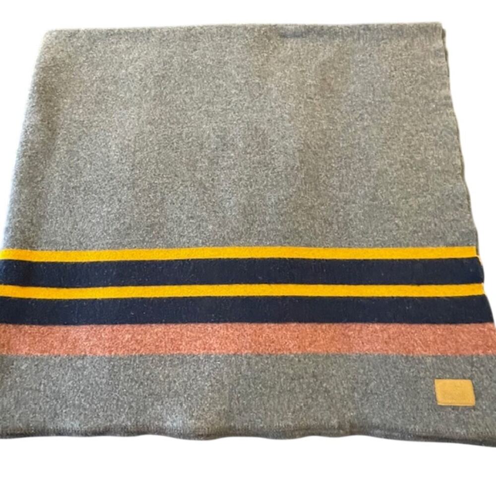 Pendleton vintage wool queen blanket in gray w/multi colors.